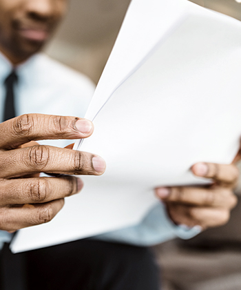 Man bekijkt papieren documenten