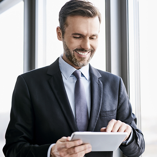 lachende-man-met-laptop