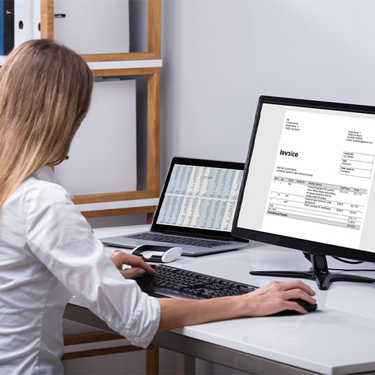 vrouw-achter-2-schermen