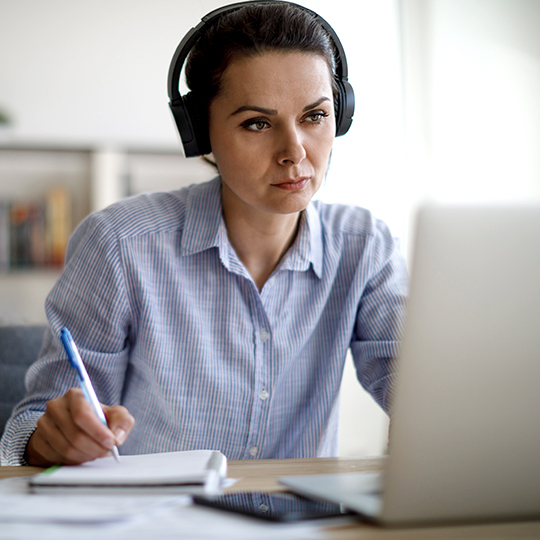 man-staand-achter-buro