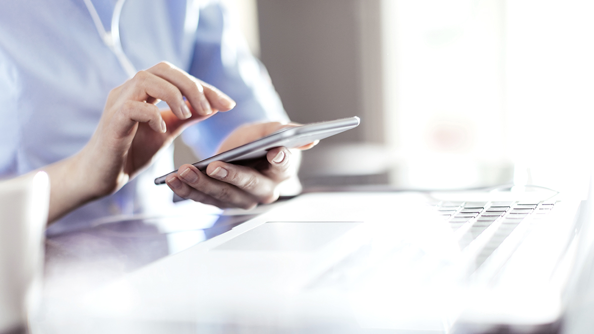 handen die een smartphone vasthouden