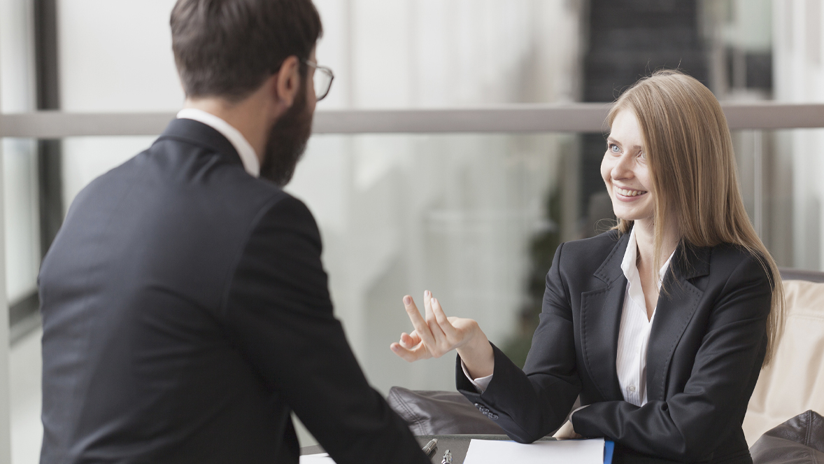 vrouw in gesprek met man