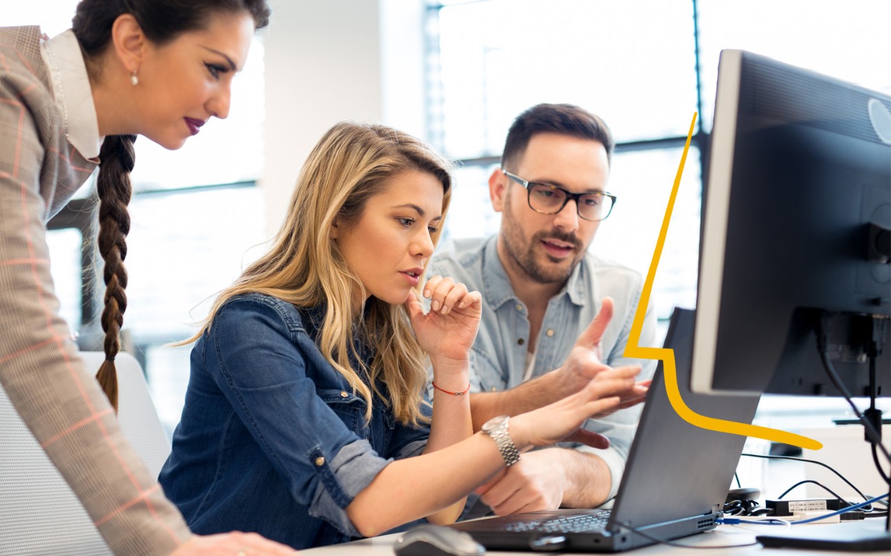 collega's kijken op een beeldscherm