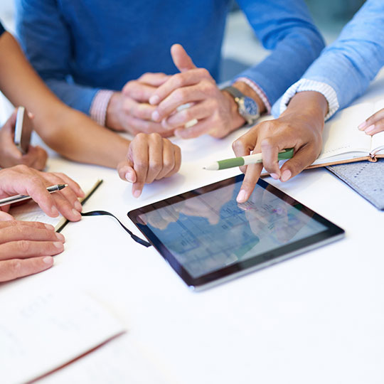 close up van mensen rond een tablet