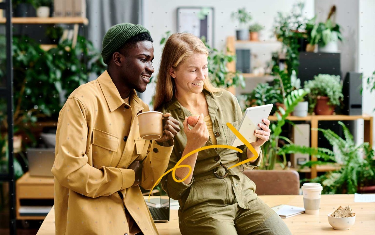 Twee collega's kijken op een tablet