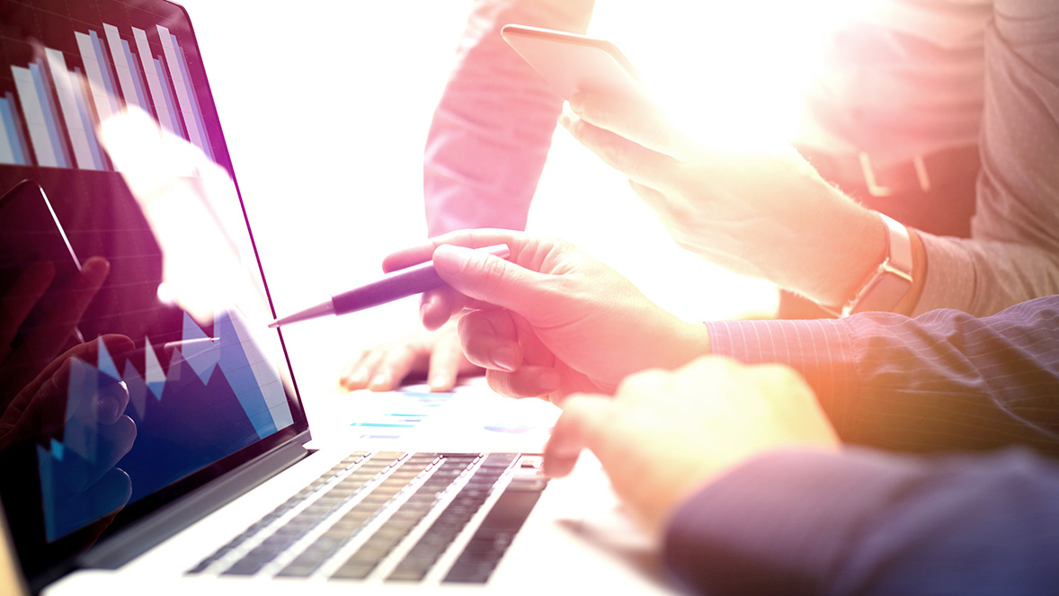 twee collega's werken op een laptop