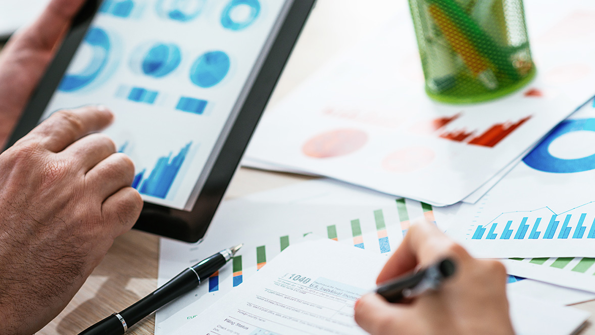 close up van handen die een tablet vasthouden