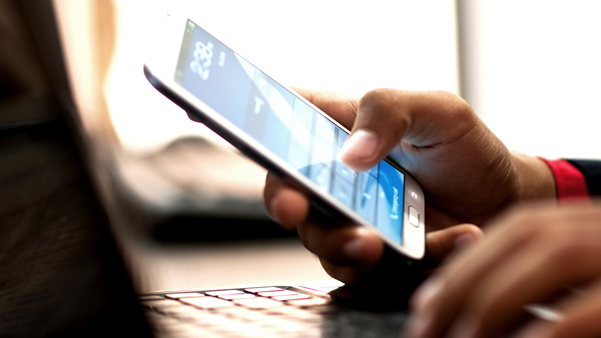 close up van hand die een smartphone vasthoudt