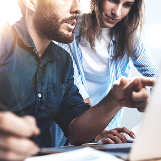 twee personen kijken naar een laptop
