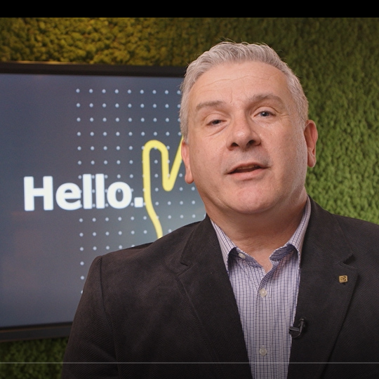 Man kijkt op smartphone