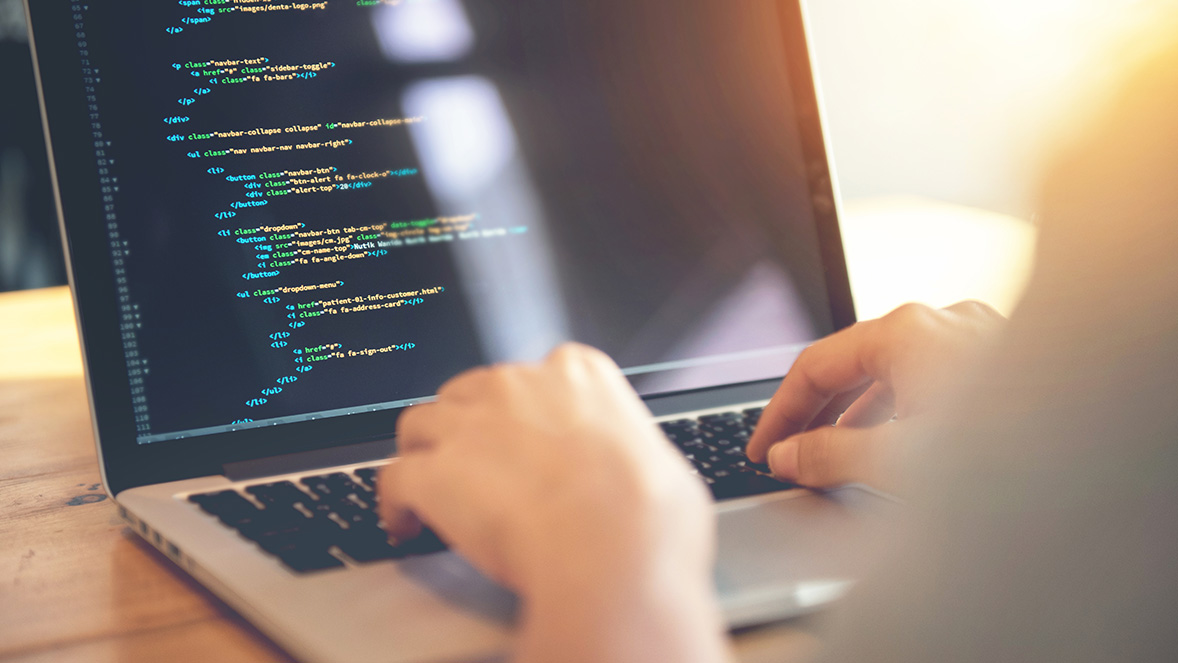 close up van laptop met html code