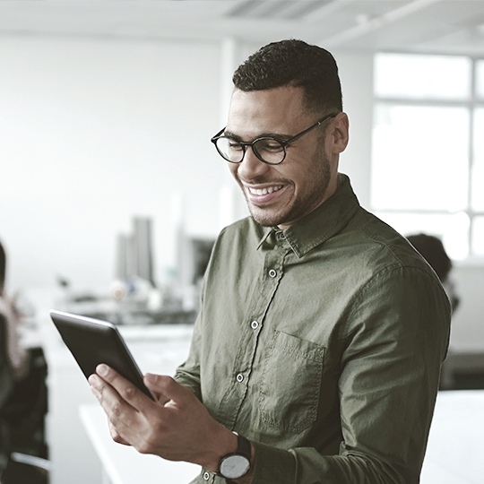 Man werkt op een tablet