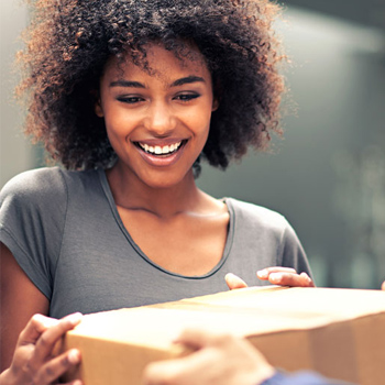 vrouw neemt pakket aan