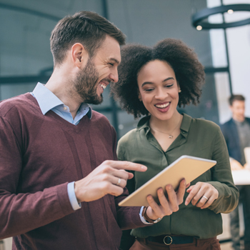 collega's kijken op tablet