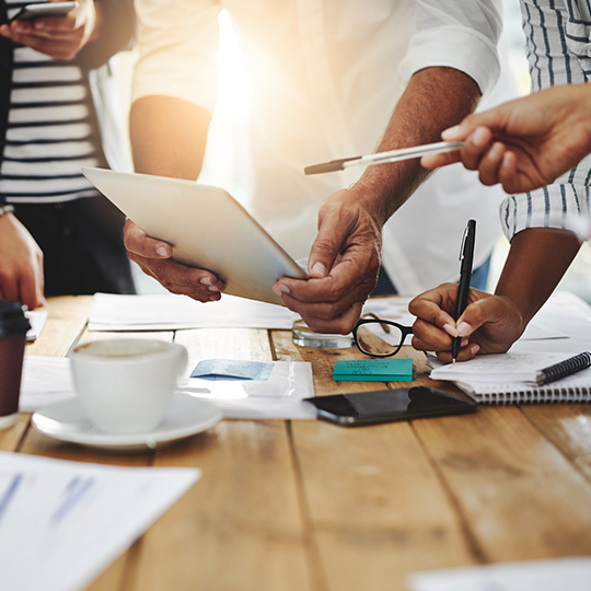 aan het werk in een koffieshop