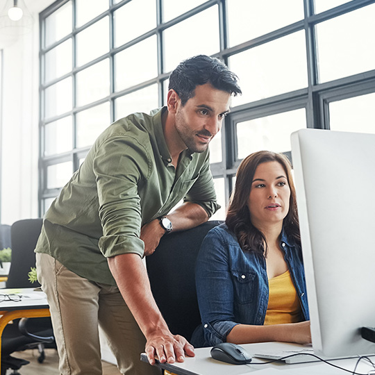 collega's aan het werk in een kantoortuin