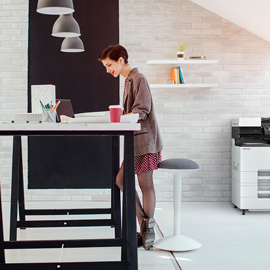 vrouw aan het werk in een modern kantoor