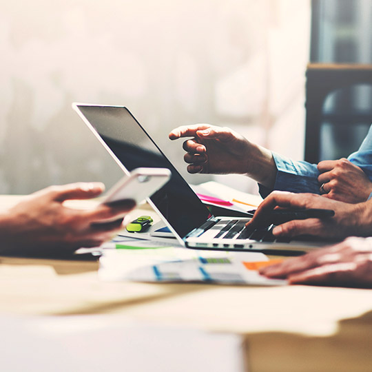 close up van twee mensen die op een computer werken