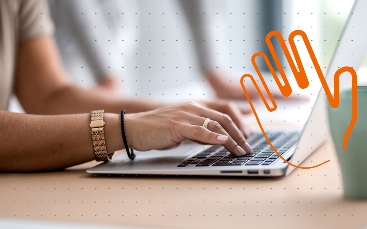 vrouw aan het werk op een laptop