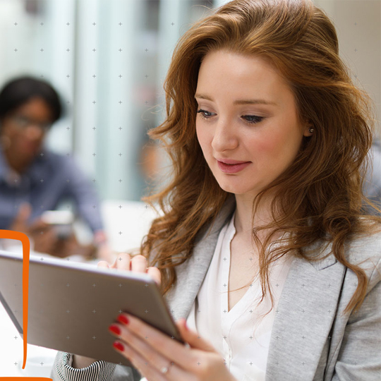 vrouw kijkt naar tablet