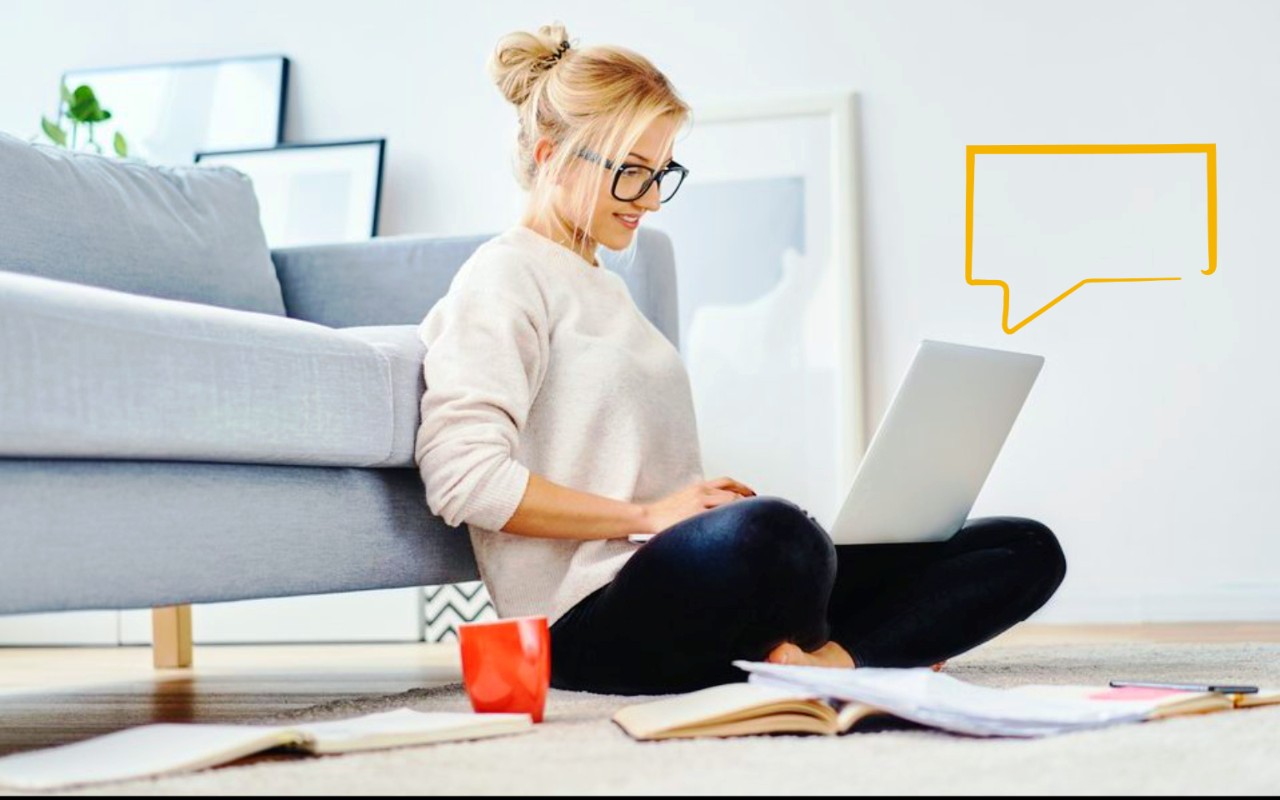 vrouw werkt thuis op een tablet