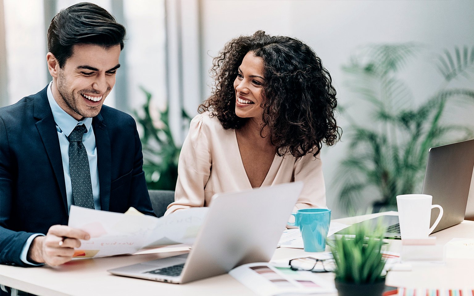 Collega's lachend aan het werk