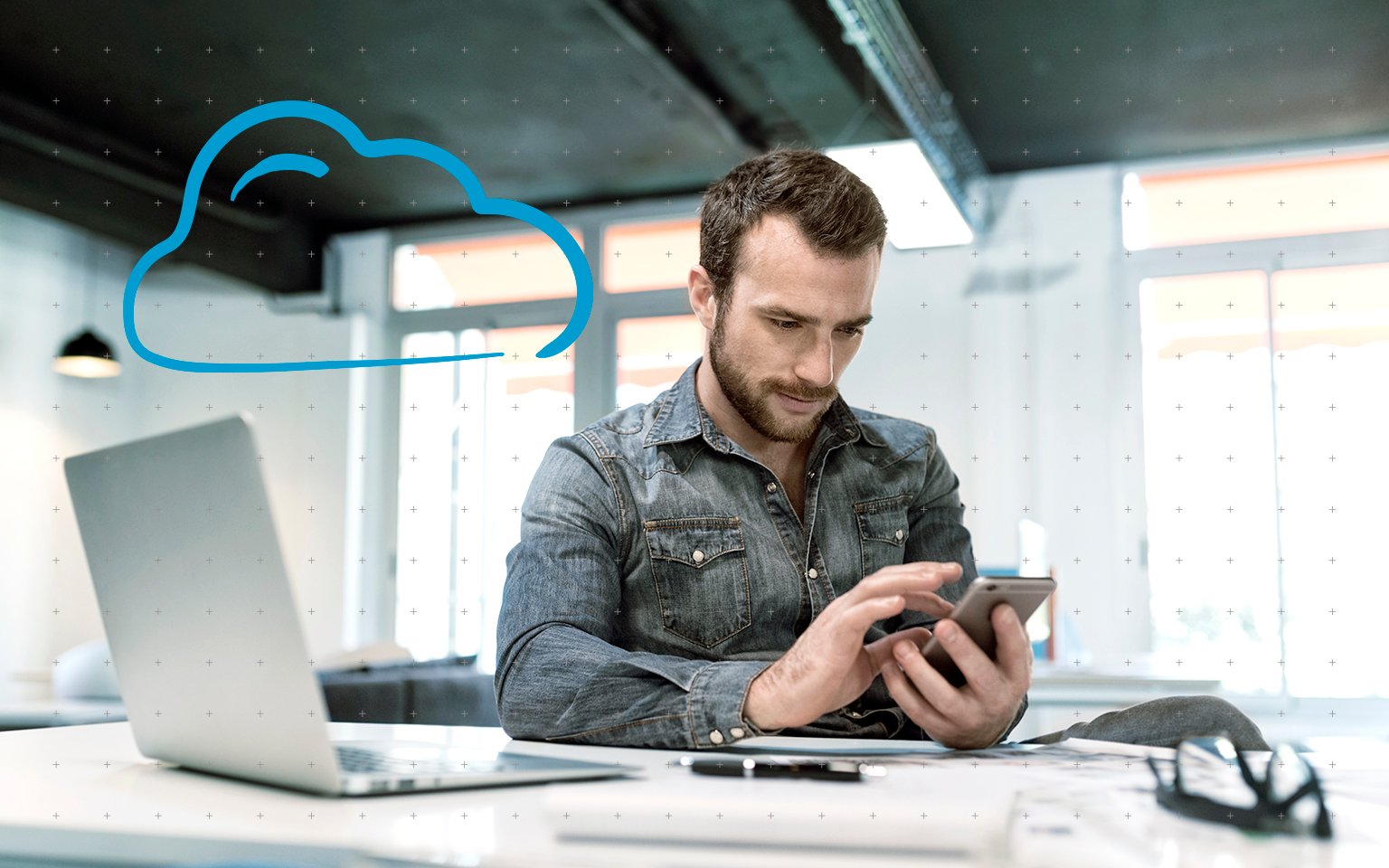 Man bekijkt zijn smartphone