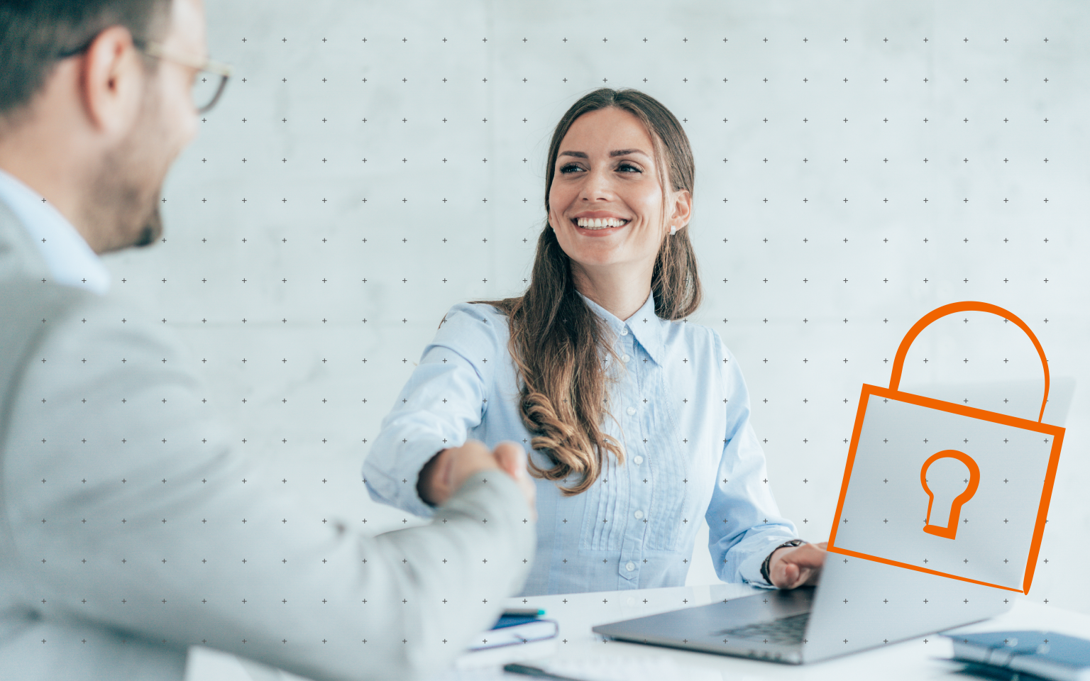 Vrouw bekijkt het scherm van haar laptop