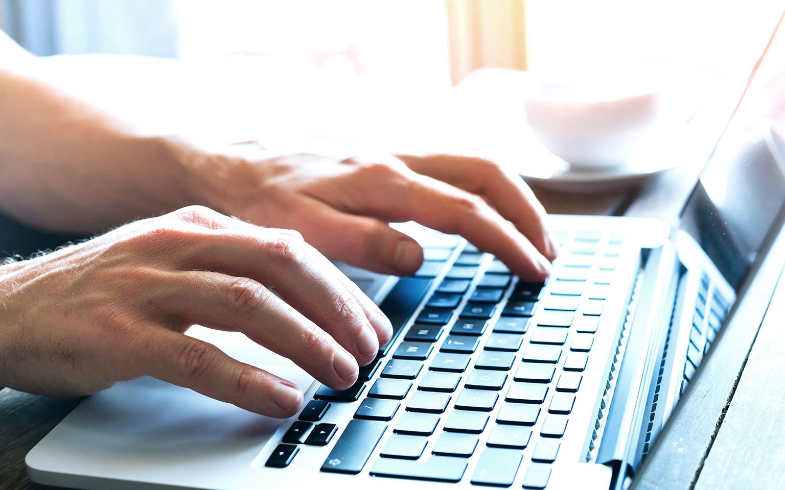 close up van handen die aan het werk zijn op een laptop