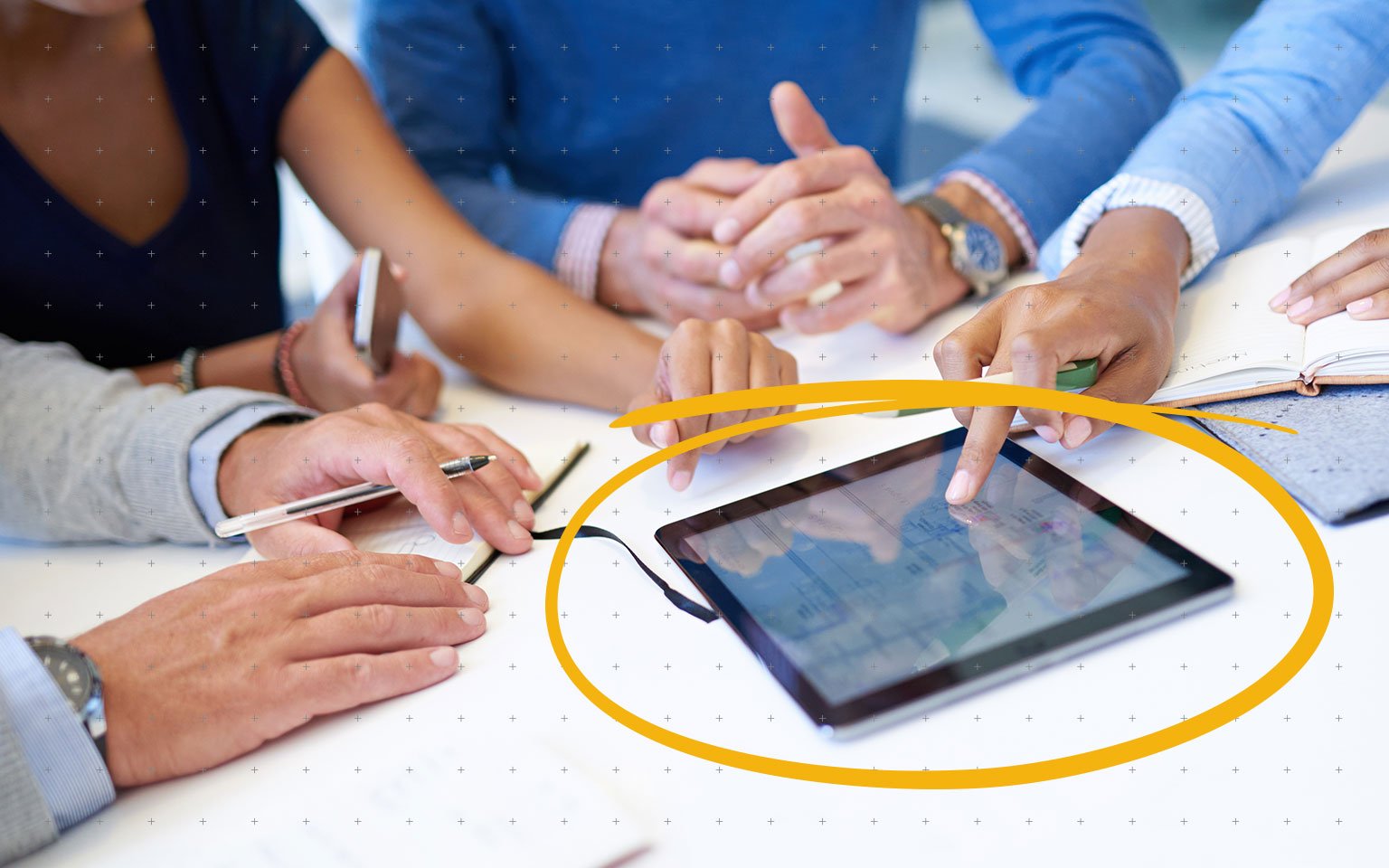 close up van collega's tijdens een vergadering met een tablet