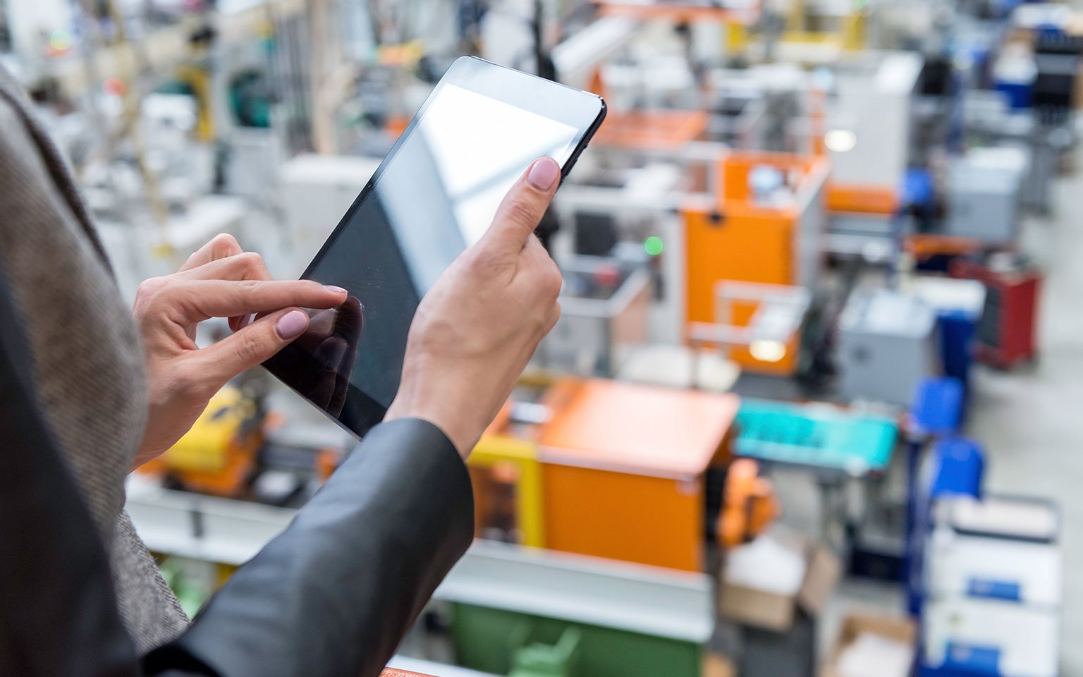 Man met tablet in fabriek