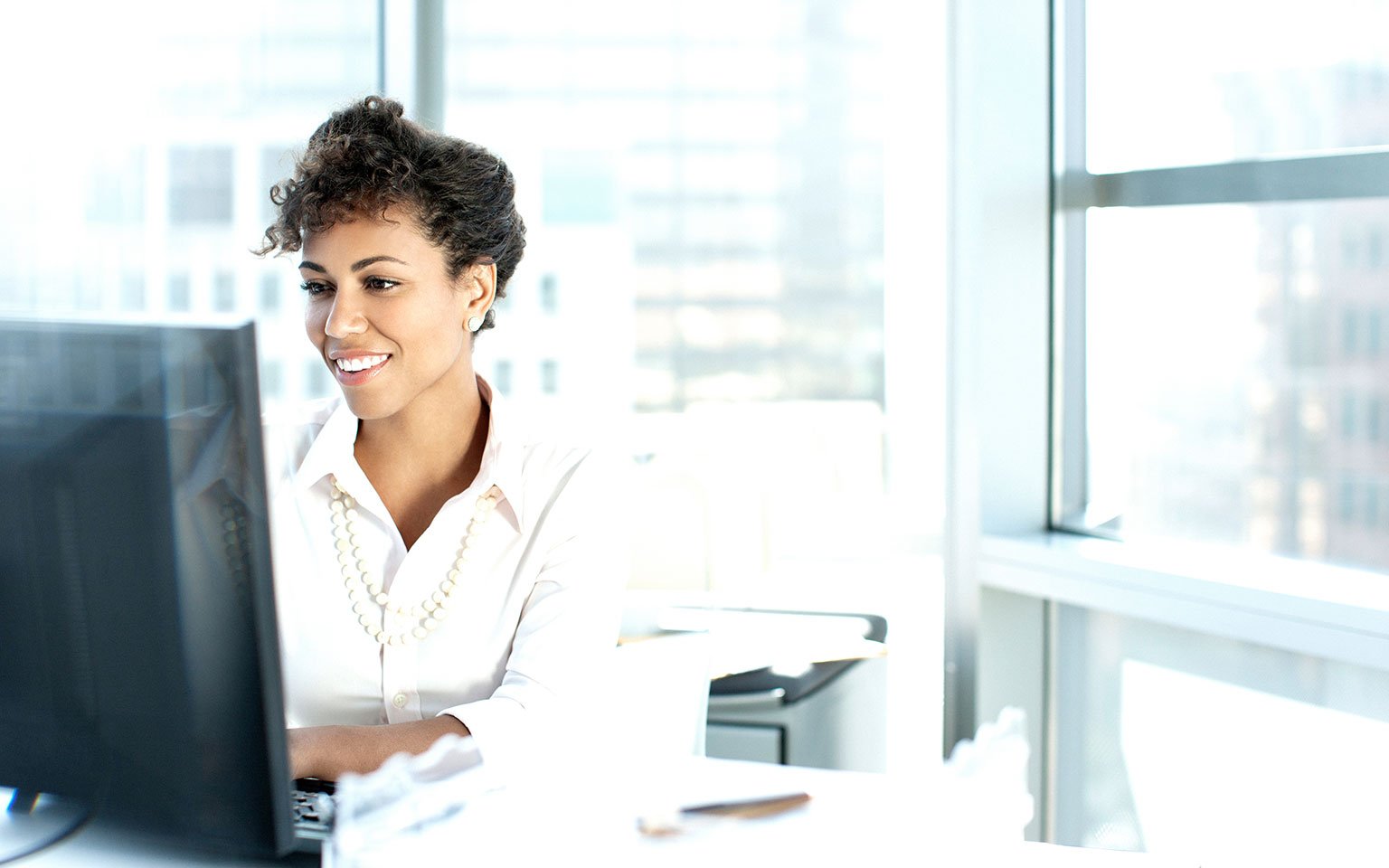 Vrouw aan het werk op een pc