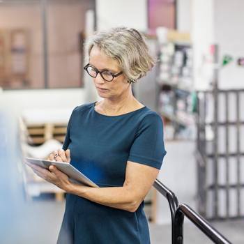 vrouw maakt aantekeningen op een tablet