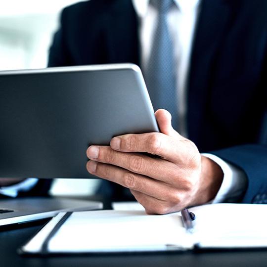 Het belang van informatiebeveiliging man using tablet