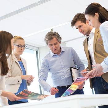 collega's bekijken kleurenafdrukken