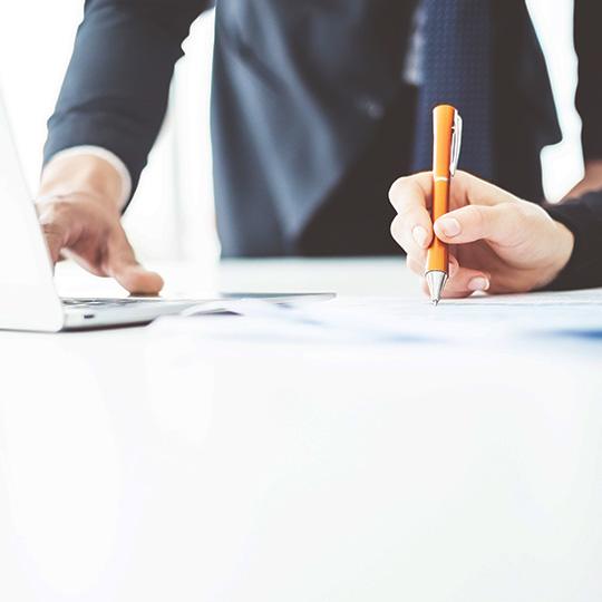 Uw verlengde garantie registreren man typt op laptop