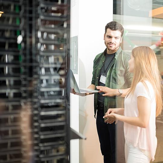 Het contentmanagement van de toekomst collega's werken op een laptop