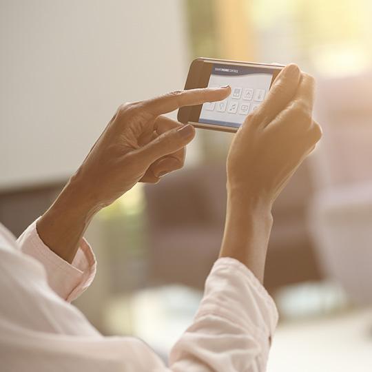 Het Internet of Things voorbij close up van handen die een smartphone gebruiken