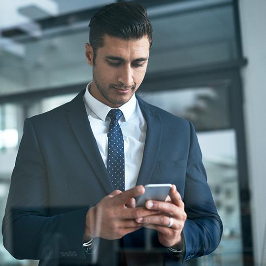 Digitalisering is slechts één manier om processen te stroomlijnen businessman checking his phone