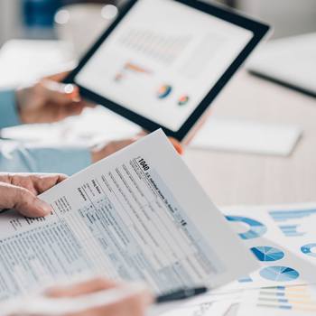 close up van een tablet met grafieken