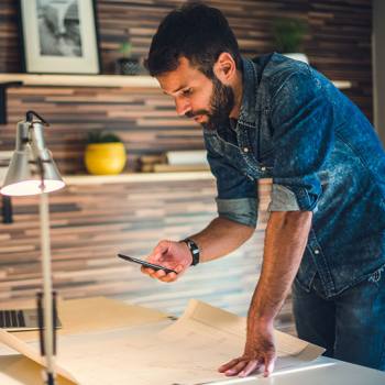 Investeer in een oplossing voor digitalisering ontwerper maakt foto's met een smartphone