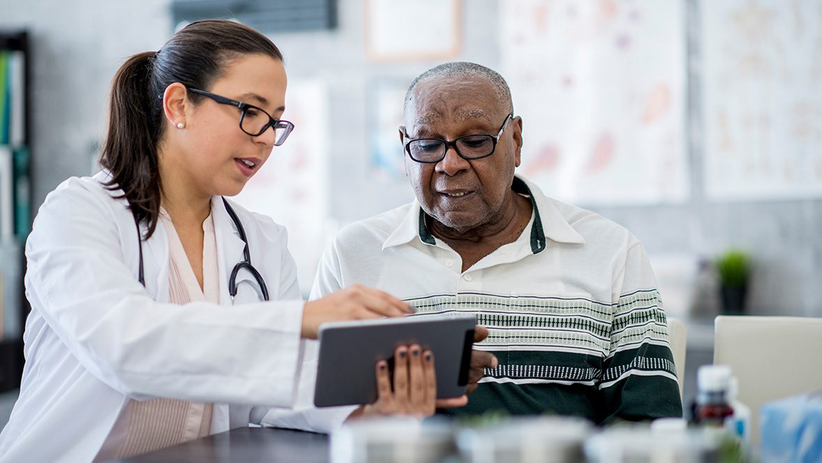 dokter toont een patient informatie op een tablet