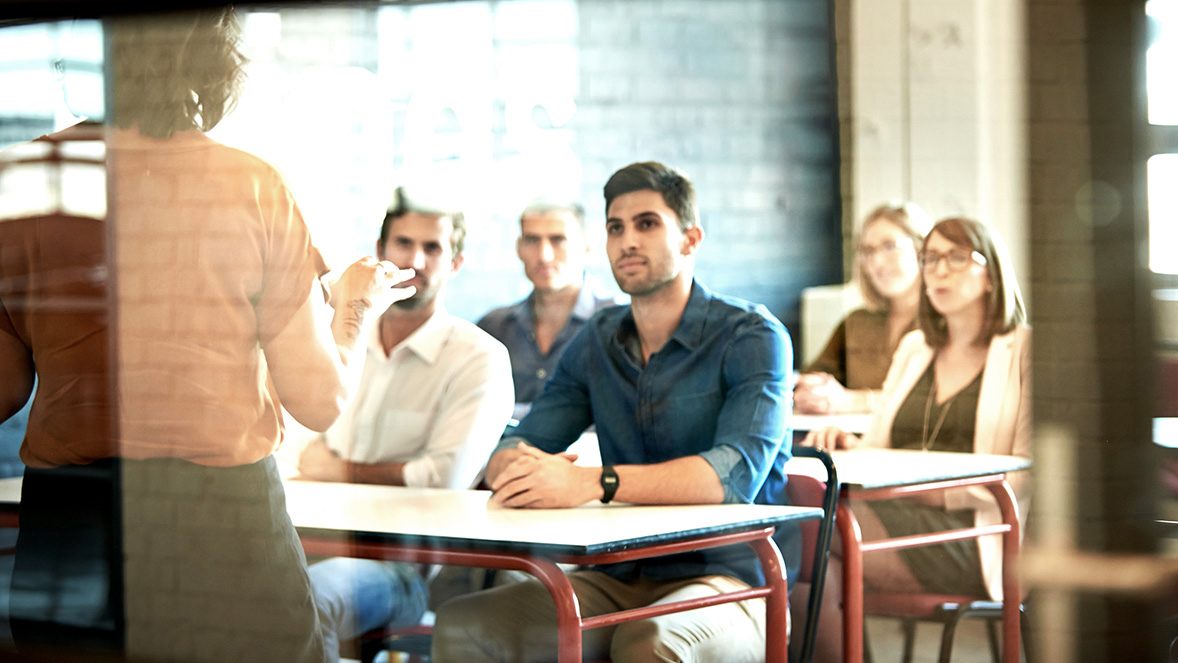studenten krijgen les in een lokaal studenten krijgen les in een lokaal
