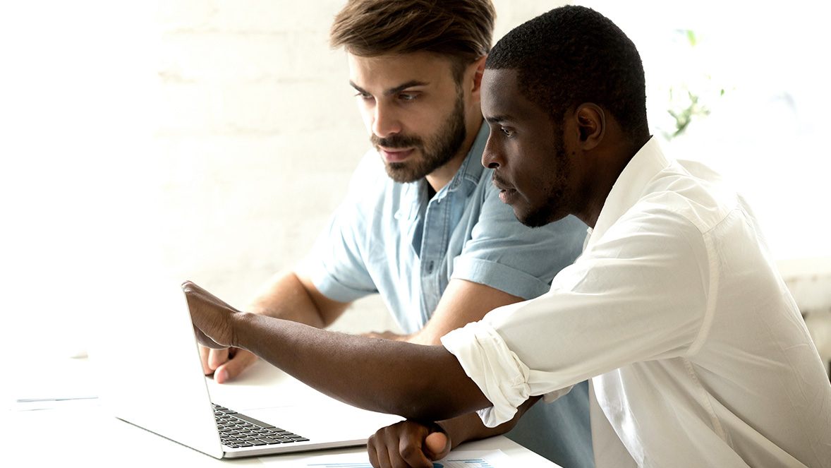 twee collega's werken op een laptop twee collega's werken op een laptop