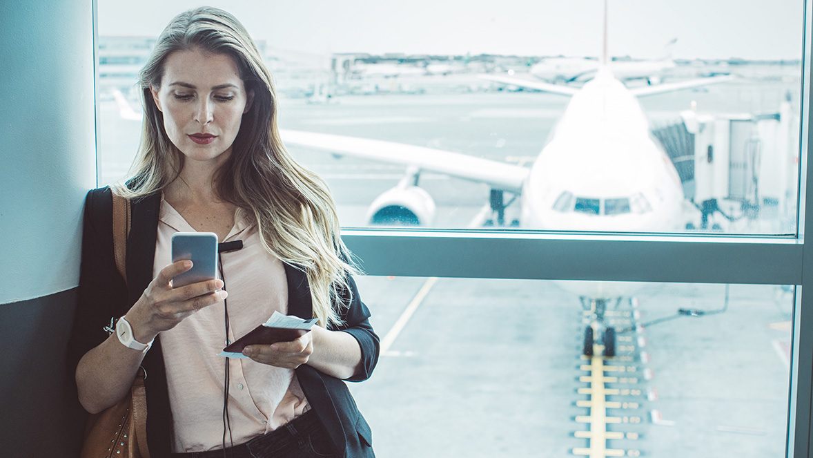 vrouw gebruikt een smartphone vrouw gebruikt een smartphone
