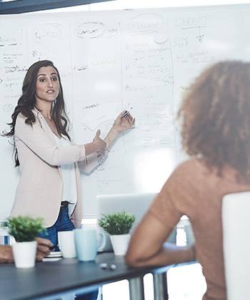 zakenvrouw presenteert 