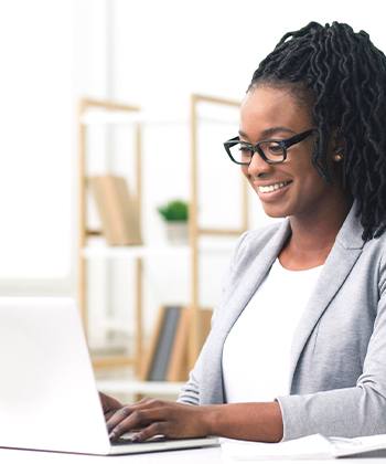 Vrouw meldt zich aan voor toner return programma