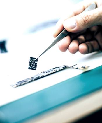 Introductie van Artificial Intelligence hand holding a chip