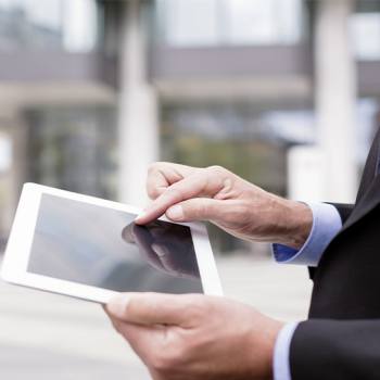 Gebruik technologie om effectief te communiceren man typt op tablet