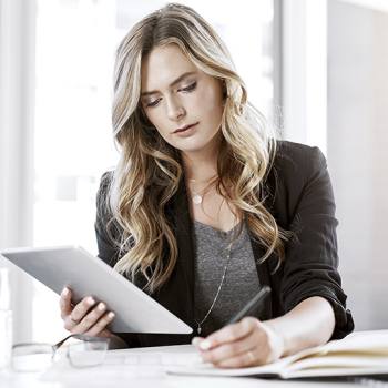 Hoe maakt u een thuiswerkbeleid vrouw met tablet
